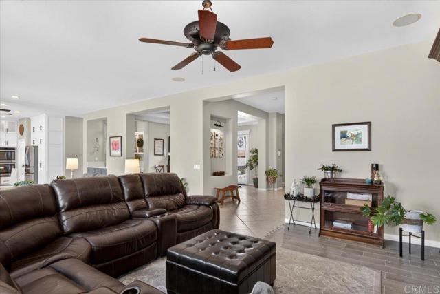 Detail Gallery Image 15 of 74 For 877 Hidden View Ln, Escondido,  CA 92027 - 4 Beds | 2/1 Baths