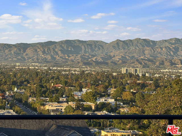 3838 Buena Park Drive, Studio City CA: https://media.crmls.org/mediaz/075e8811-c6ad-4dd3-8638-68517d45df77.jpg