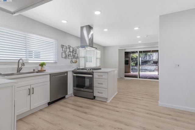 6919 Wilson Way, El Cerrito CA: https://media.crmls.org/mediaz/075ff507-3129-4d17-af36-1f5bc98f2914.jpg