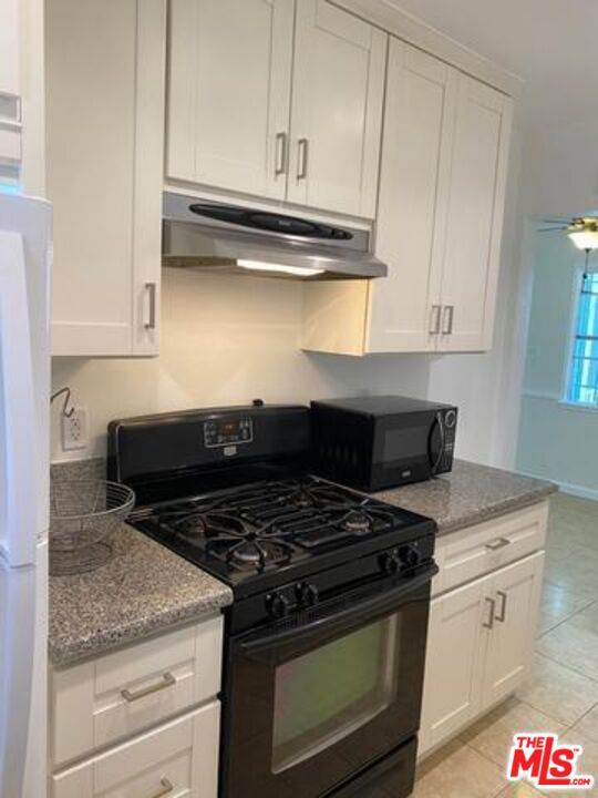 5784 Corbett Street, Los Angeles CA: https://media.crmls.org/mediaz/0760169e-ba7e-463a-96cc-8dffc5edb7d1.jpg