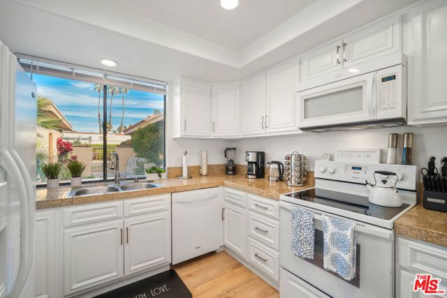 60 La Ronda Drive, Rancho Mirage CA: https://media.crmls.org/mediaz/0762236d-2ea0-4588-b868-d61a0218d851.jpg