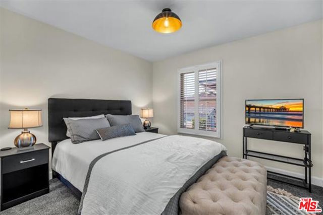 420 S Broadway, Redondo Beach CA: https://media.crmls.org/mediaz/076326bd-c50d-40e2-9ee3-2d2b44d5edc1.jpg