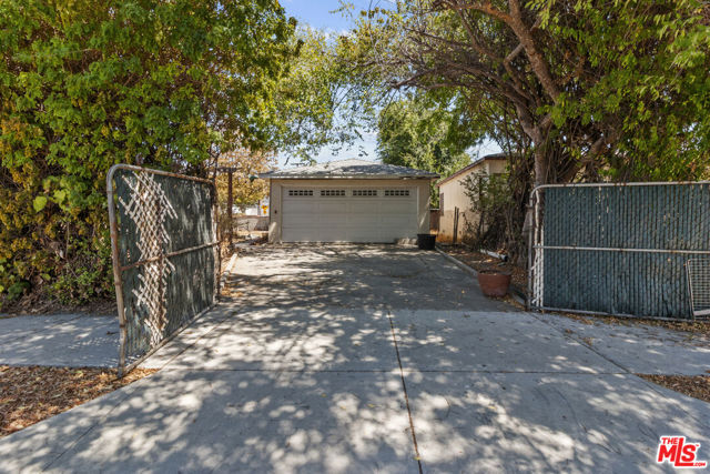 1344 N Parish Place, Burbank CA: https://media.crmls.org/mediaz/07633897-9750-450e-b692-c251d80f43a2.jpg
