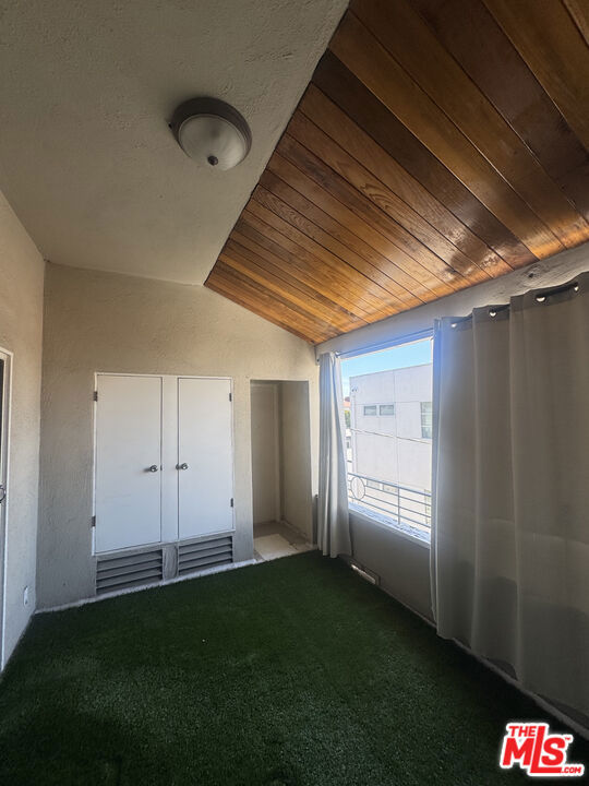 8218 De Longpre Avenue, West Hollywood CA: https://media.crmls.org/mediaz/07657072-ab2a-449a-b5f1-743d0e355dcb.jpg