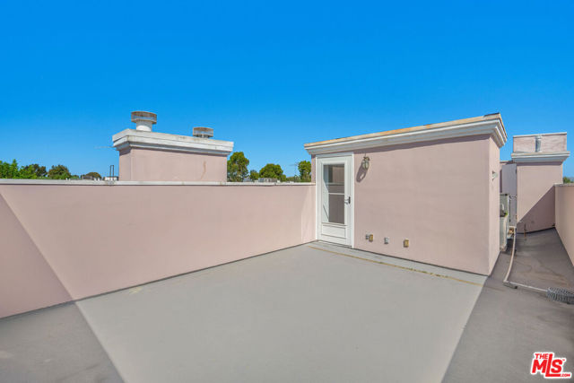 5923 Etiwanda Avenue, Tarzana CA: https://media.crmls.org/mediaz/07666151-5548-46f0-9a01-e97162127060.jpg