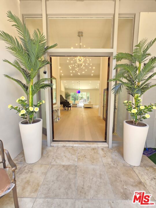 16544 Park Lane Circle, Los Angeles CA: https://media.crmls.org/mediaz/07678658-2681-4641-b49b-86b970261704.jpg