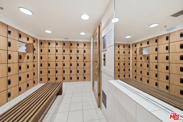 13700 Marina Pointe Drive, Marina del Rey CA: https://media.crmls.org/mediaz/07678be6-f379-46e5-a3b4-202caf0399e8.jpg