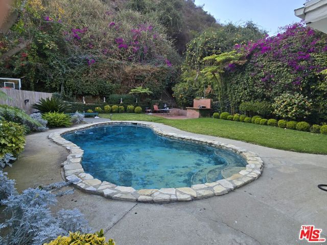 1481 Benedict Canyon Drive, Beverly Hills CA: https://media.crmls.org/mediaz/0768d2aa-f9bf-49f0-91cb-5781e3f66275.jpg