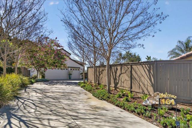 Detail Gallery Image 2 of 42 For 161 Willow Meadow Pl, Escondido,  CA 92027 - 3 Beds | 3 Baths