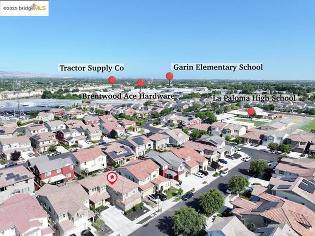 497 Tintori Ct, Brentwood CA: https://media.crmls.org/mediaz/07693dc5-471a-419a-b350-bede98193215.jpg