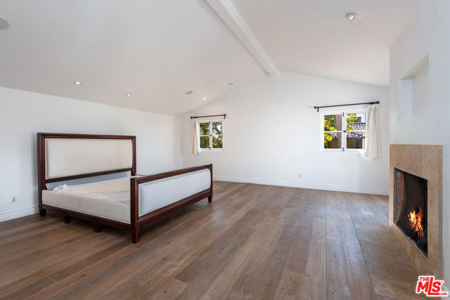 401 S Las Palmas Avenue, Los Angeles CA: https://media.crmls.org/mediaz/0769750c-d358-421d-a4e4-9f7f48fdced6.jpg