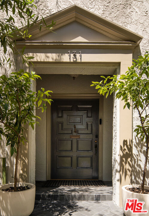 131 S Arden Boulevard, Los Angeles CA: https://media.crmls.org/mediaz/076a5c82-1d47-499b-89df-9236066f3eba.jpg