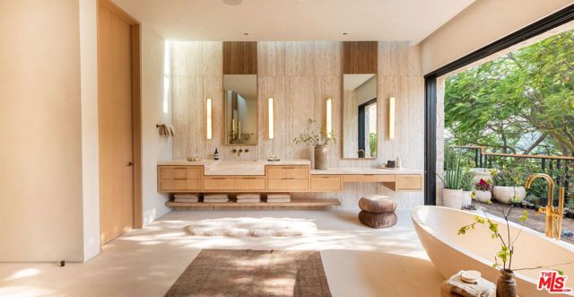 1039 Wallace, Beverly Hills CA: https://media.crmls.org/mediaz/076b03c0-b04f-4285-82a3-d44c8b501fd3.jpg
