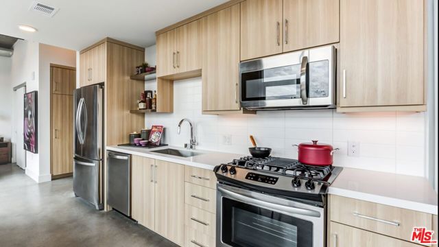 695 S Santa Fe Avenue, Los Angeles CA: https://media.crmls.org/mediaz/076b2b32-1415-48c5-a7e9-fb26c1c3162f.jpg