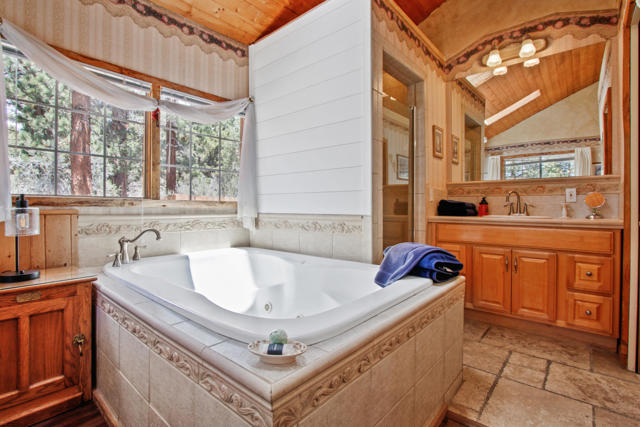 43630 Rainbow Lane, Angelus Oaks CA: https://media.crmls.org/mediaz/076b5ba8-7902-47a1-af21-8bab4f463444.jpg