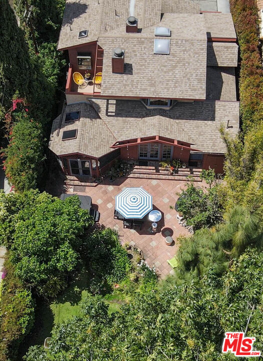 11136 Lucerne Avenue, Culver City CA: https://media.crmls.org/mediaz/076be9f9-be1f-465f-a7e6-04384f331549.jpg
