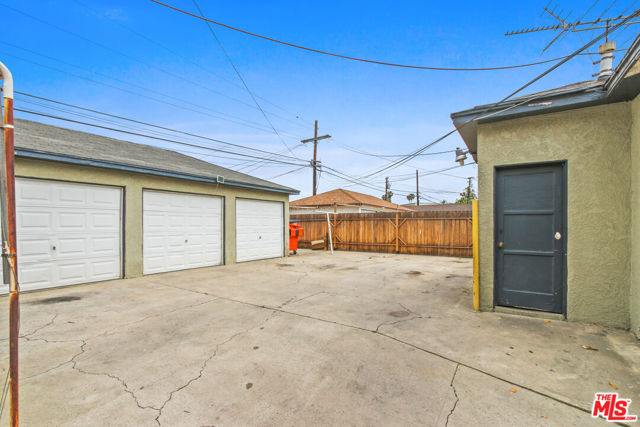 3601 Los Flores Boulevard, Lynwood CA: https://media.crmls.org/mediaz/076d921e-980b-4ee8-8153-9381abe5f333.jpg