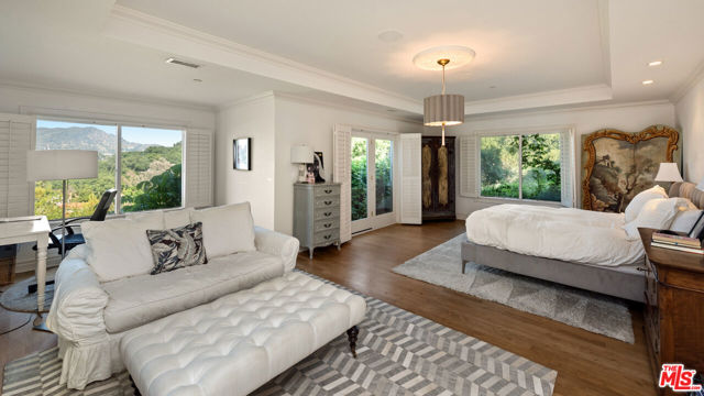 10900 Terryview Drive, Studio City CA: https://media.crmls.org/mediaz/076dc08a-fb0f-4cc3-9de1-6ed7b4077bb1.jpg