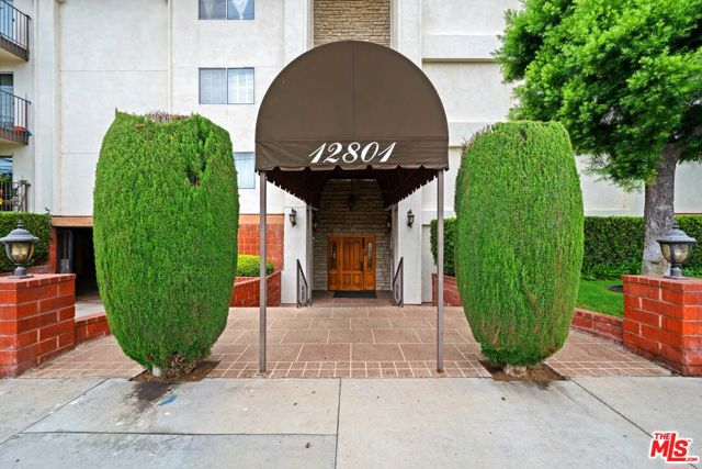 12801 Moorpark Street, Studio City CA: https://media.crmls.org/mediaz/076e2877-681b-483d-874c-3e480a061527.jpg