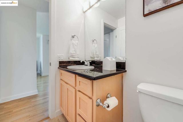 6400 Christie AVE, Emeryville CA: https://media.crmls.org/mediaz/076f9a8e-54af-474d-a605-cb5515ddf826.jpg