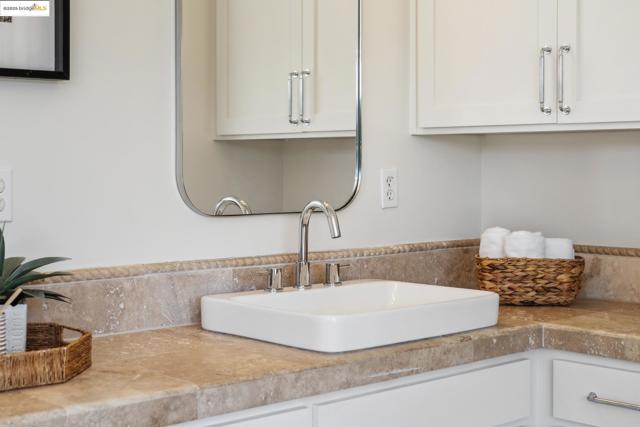 911 Aquarius Way, Oakland CA: https://media.crmls.org/mediaz/076fc33b-00f1-4eb2-b01d-f52e22efca57.jpg