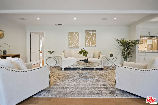 2452 N Altadena Drive, Altadena CA: https://media.crmls.org/mediaz/077186c2-97dc-4877-a916-ef1682f83a52.jpg