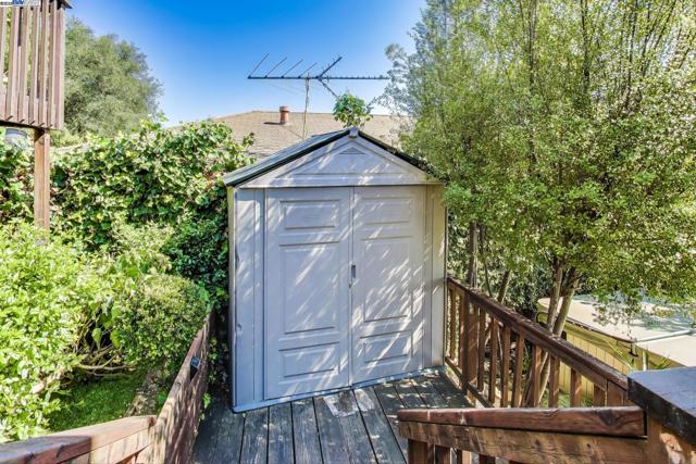 16660 Winding Blvd, San Leandro CA: https://media.crmls.org/mediaz/07722989-305a-4b51-83e0-1802bc1ccfc0.jpg