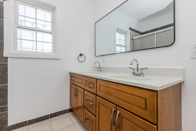 1322 83Rd Ave, Oakland CA: https://media.crmls.org/mediaz/0772451f-f2cb-448d-88eb-cc5395384540.jpg