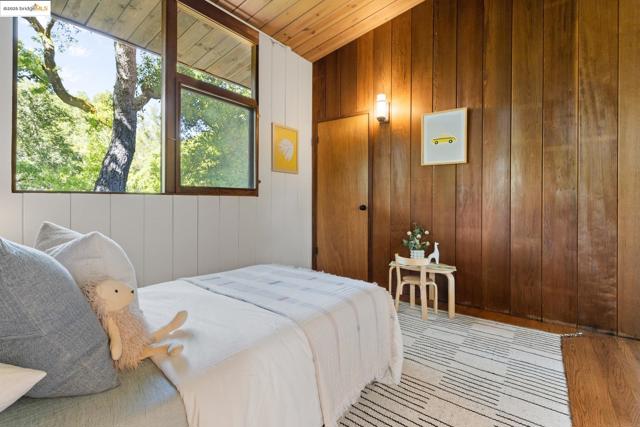 1 Kittiwake Rd, Orinda CA: https://media.crmls.org/mediaz/077314c4-e5bd-4418-83a6-b2bfe2ecc126.jpg