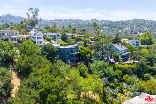 3865 Buena Park Drive, Studio City CA: https://media.crmls.org/mediaz/07738c8b-50fb-443c-9d53-ba089120e7fb.jpg