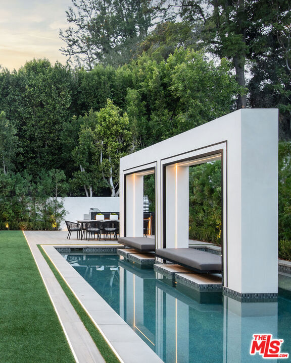 1729 Angelo Drive, Beverly Hills CA: https://media.crmls.org/mediaz/0773a8e0-d705-42f2-b874-8003fb09f474.jpg