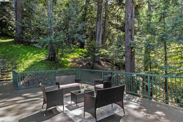 6440 Longcroft Dr, Oakland CA: https://media.crmls.org/mediaz/0775812f-37b3-47ec-af97-d7c6e76c99e7.jpg