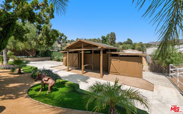 10555 Art Street, Sunland CA: https://media.crmls.org/mediaz/0775aa1e-b2a9-460c-961f-812b30849c9a.jpg