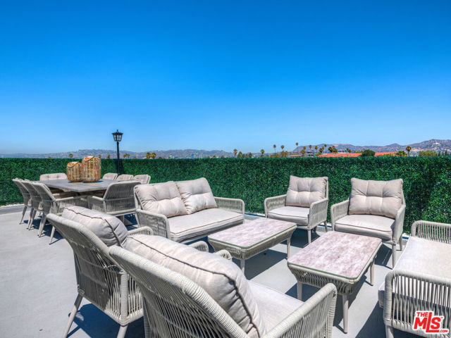 338 N Mariposa Avenue, Los Angeles CA: https://media.crmls.org/mediaz/0775b268-5086-4194-b1eb-057cb477b5f0.jpg