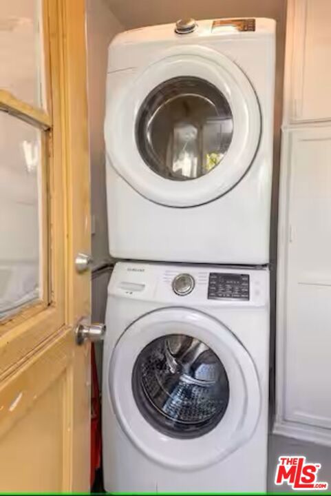 604 Venezia Avenue, Venice CA: https://media.crmls.org/mediaz/07760a88-0d8e-4e35-9305-b48cbaf689d8.jpg
