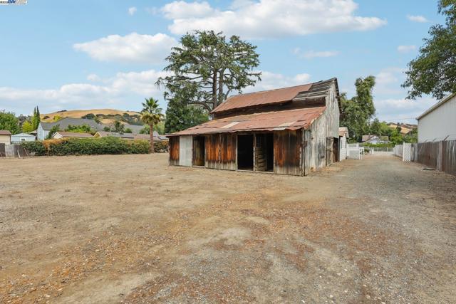 11768 Main St, Sunol CA: https://media.crmls.org/mediaz/07762a21-d826-4999-a7a6-d8eb052996db.jpg
