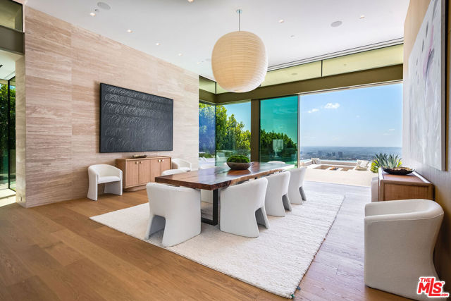 9016 Thrasher Avenue, Los Angeles CA: https://media.crmls.org/mediaz/077693cc-623c-42c8-b8e4-b5dd9c4ee0e8.jpg