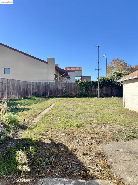 9719 Holly St, Oakland CA: https://media.crmls.org/mediaz/07783484-c921-4590-9e22-5f8246295fca.jpg
