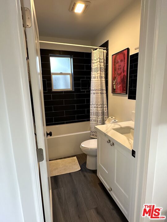 22535 Sylvan Street, Woodland Hills CA: https://media.crmls.org/mediaz/077860d9-ebb7-46ae-8c80-fd6ebfd0209e.jpg