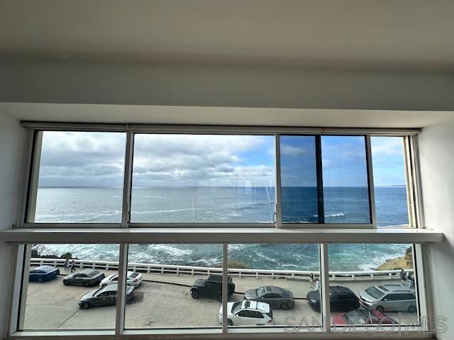 939 Coast Blvd, La Jolla CA: https://media.crmls.org/mediaz/07787eb9-906f-4762-b0f3-01926c0f1e03.jpg