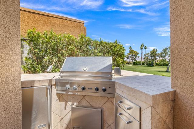 49006 Foxtail Lane, Palm Desert CA: https://media.crmls.org/mediaz/07797fa8-6a2d-45f8-b2ad-20d250b903db.jpg