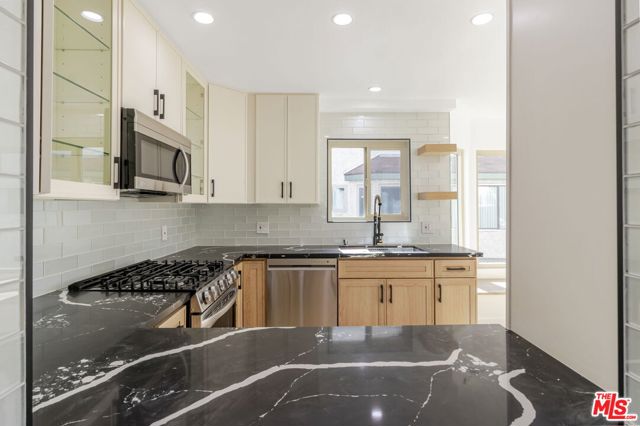 7550 Zombar Avenue, Van Nuys CA: https://media.crmls.org/mediaz/077991ee-8ae2-4b98-8c3f-f0667ce541a1.jpg