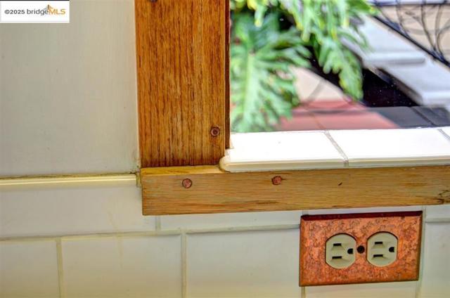 986 Kains Ave, Albany CA: https://media.crmls.org/mediaz/077a5350-5428-4fb1-900a-0c70642edef3.jpg