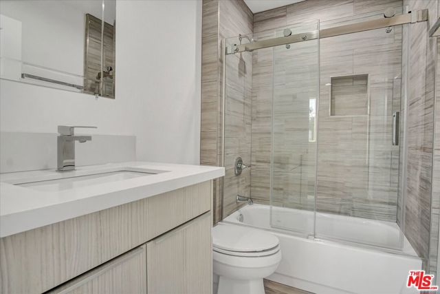 2419 S Cochran Avenue, Los Angeles CA: https://media.crmls.org/mediaz/077c2646-d700-4307-b40e-b5ea299b51bb.jpg