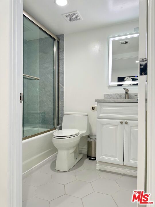 723 10th Street, Santa Monica CA: https://media.crmls.org/mediaz/077c8532-2a11-47ae-9978-8e42fa78c7d7.jpg