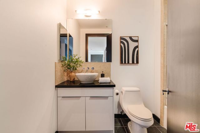 655 S Hope Street, Los Angeles CA: https://media.crmls.org/mediaz/077cad22-df05-4fc6-ae08-0bea1e5e6690.jpg