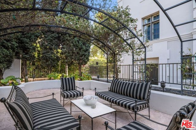 308 N Sycamore Avenue, Los Angeles CA: https://media.crmls.org/mediaz/077cee86-2701-4265-9700-7cd7e00d9fbe.jpg