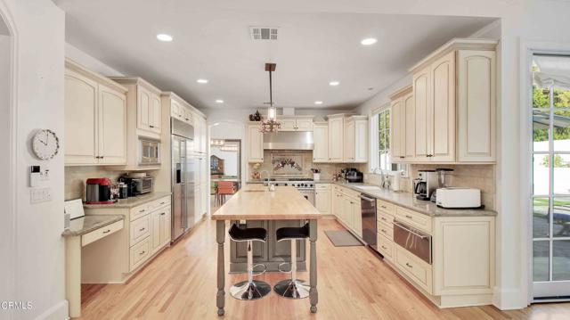 1929 Lyans Drive, La Canada Flintridge CA: https://media.crmls.org/mediaz/077d1896-3a34-4cc3-b8b9-d59c794556d6.jpg