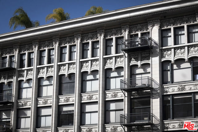 315 W 5th Street, Los Angeles CA: https://media.crmls.org/mediaz/077db790-453a-4f91-84fd-acbf1e8d3b74.jpg