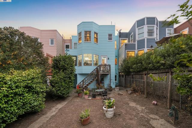 658 30Th Ave, San Francisco CA: https://media.crmls.org/mediaz/077dc7ab-be19-4a20-a812-b1ebd91e1c78.jpg